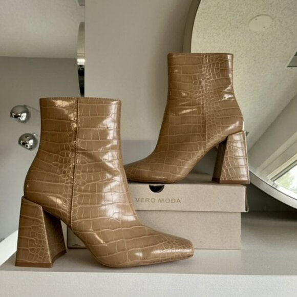 Like NEW! Beautiful Vera Moda nude ankle bootie with zipper size 7 - Picture 4 of 12